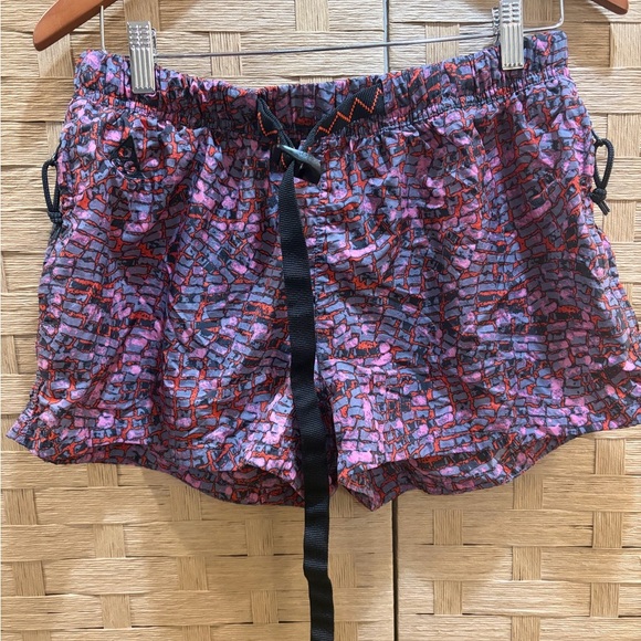 Nike Women's NRG ACG Printed Shorts Size Large EUC Athleisure Geometric - Picture 2 of 5